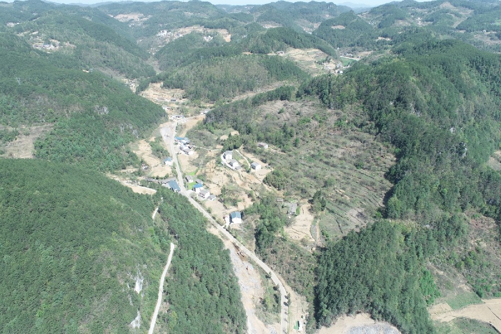 路愈宽，，，，，，景愈明，，，，，，可待漫慢行——朝天区曾家镇（曾家场镇至荣乐养生谷）段道路改建工程建设侧记