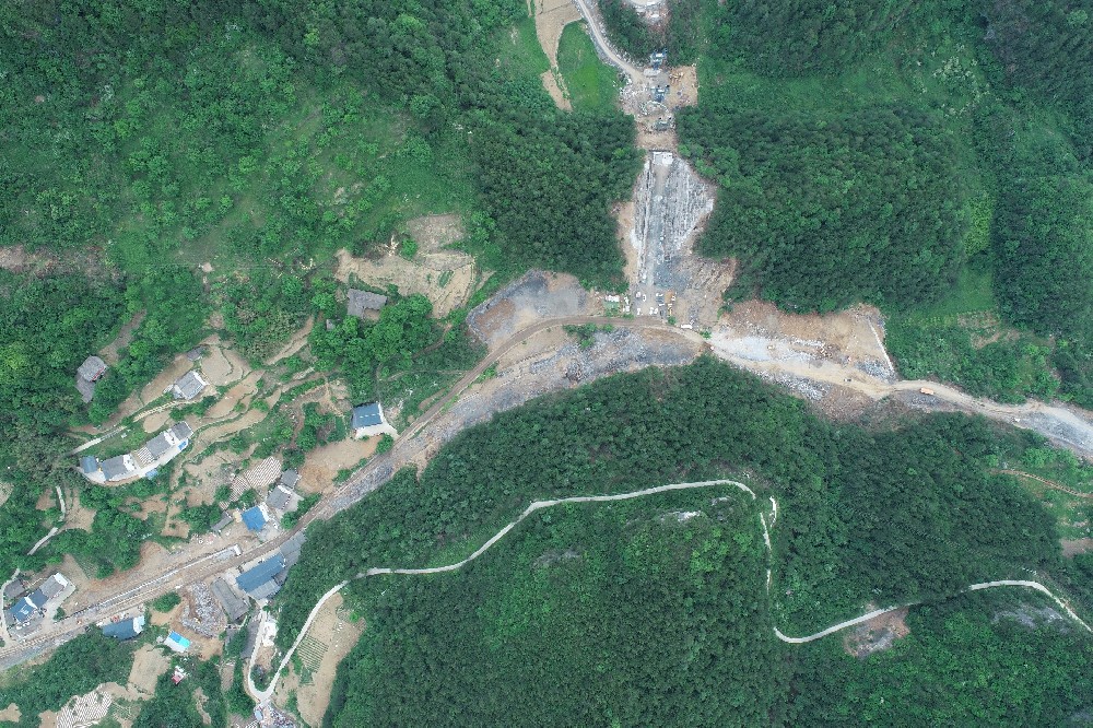 曾荣路改建工程全面提速，，，，，，，，跑出建设“加速度”